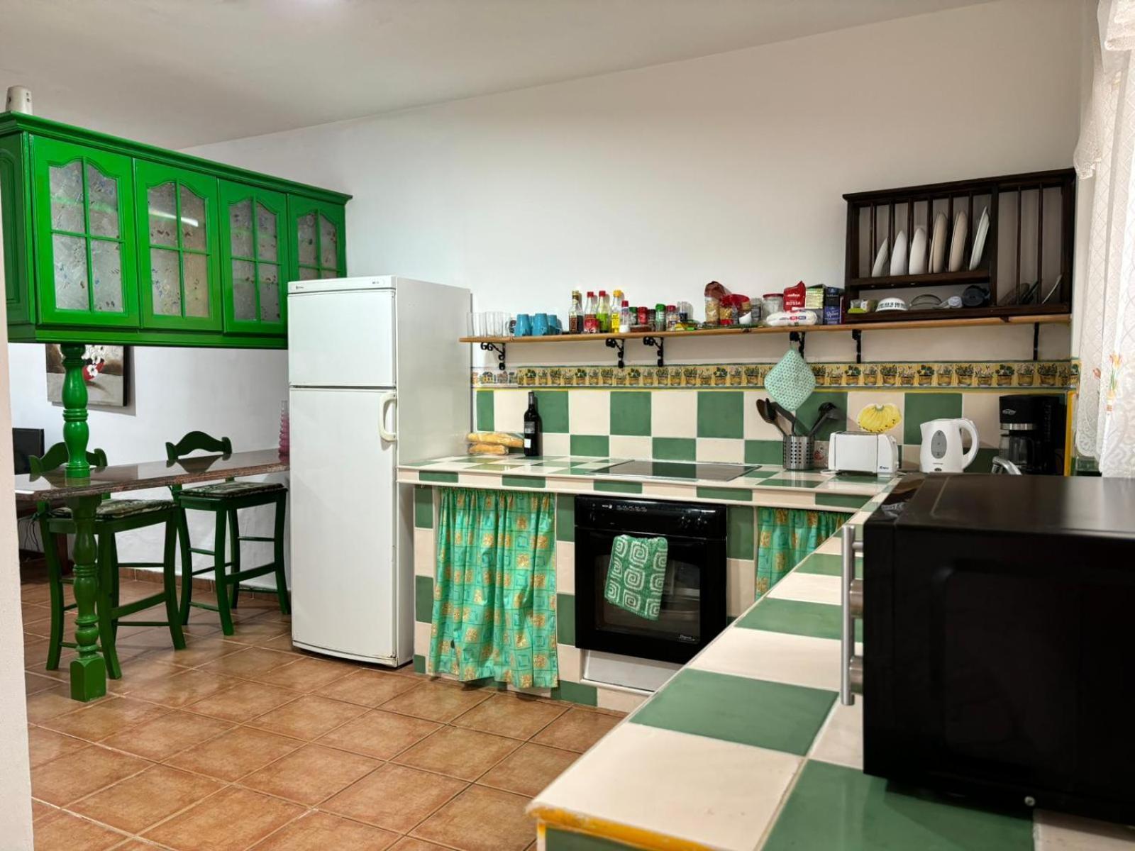 Habitacion Matrimonial En Un Bajo Bano Compartido Areas Compartidas Abades  Εξωτερικό φωτογραφία