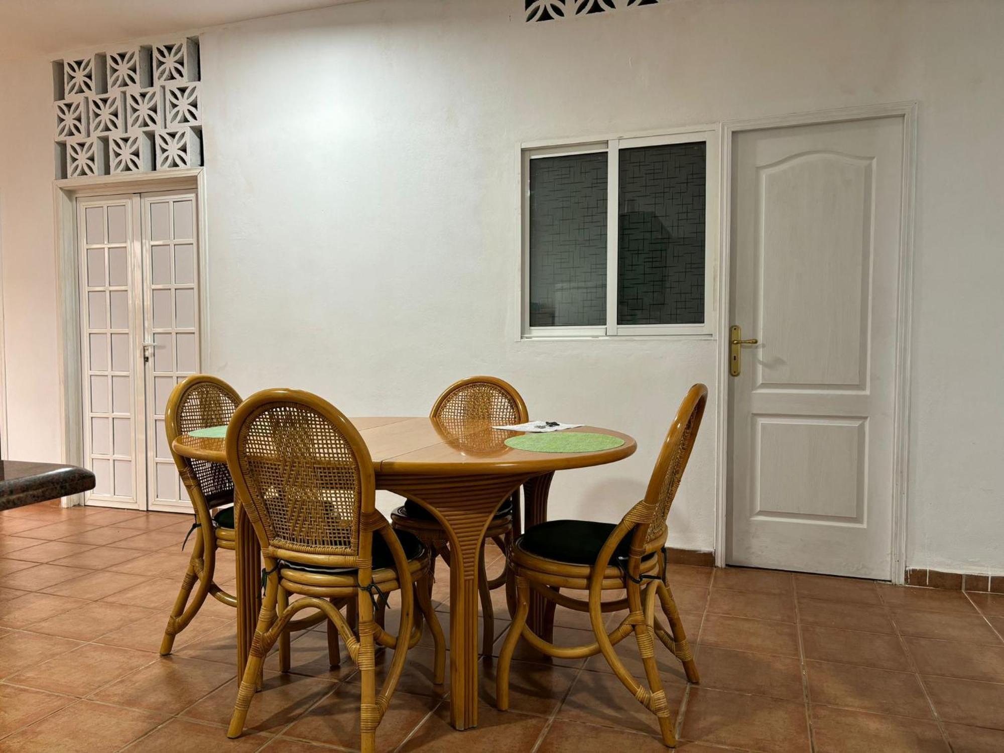 Habitacion Matrimonial En Un Bajo Bano Compartido Areas Compartidas Abades  Εξωτερικό φωτογραφία
