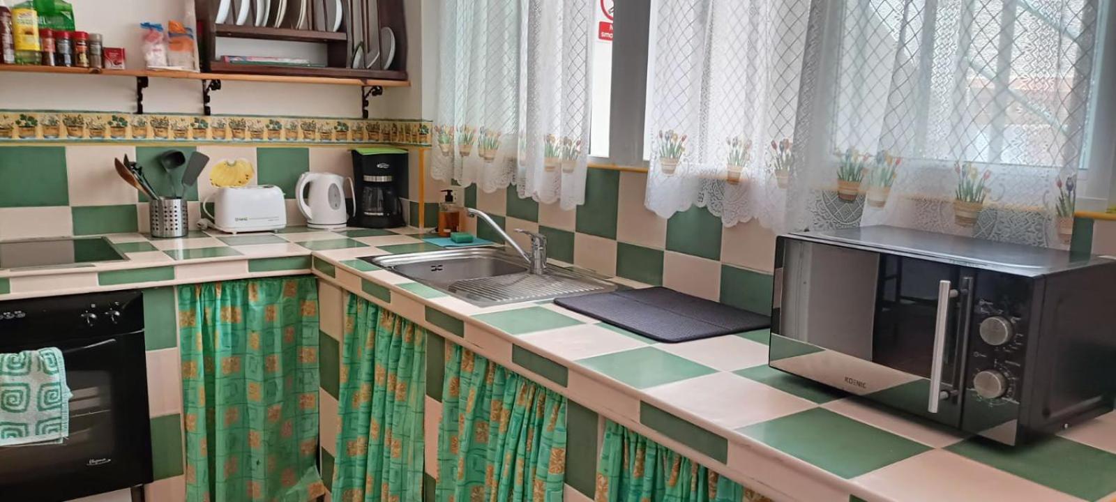 Habitacion Matrimonial En Un Bajo Bano Compartido Areas Compartidas Abades  Εξωτερικό φωτογραφία